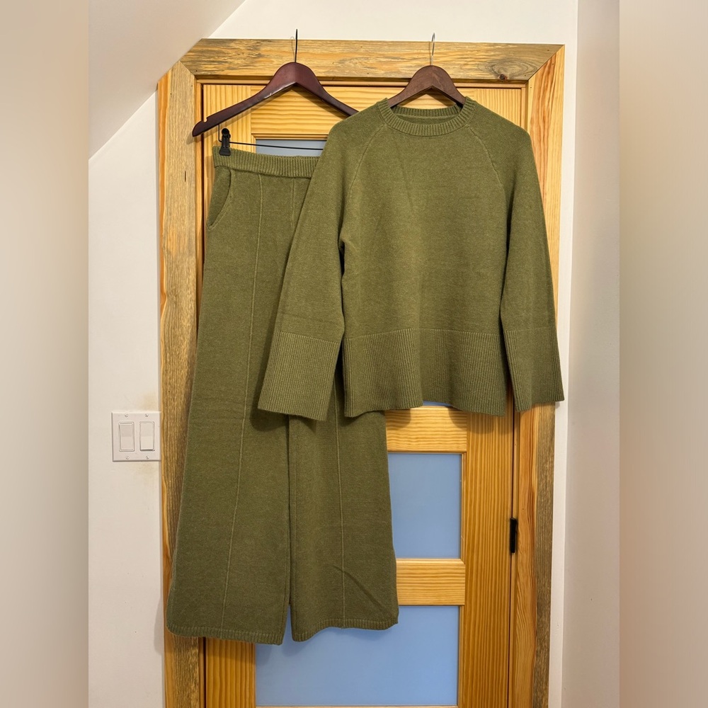 Knitted two piece set "SMOOTH LINES" - KHAKI